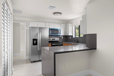 Touwnhouse à louer à Miami, Floride: 3 chambres, 101.91 m2 № 2279032 - photo 12