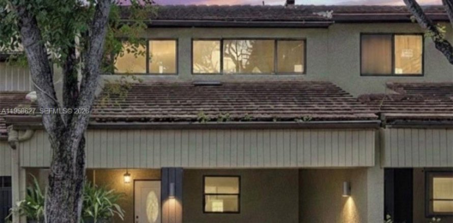 Townhouse in Doral, Florida 3 bedrooms, 148.64 sq.m. № 2026694