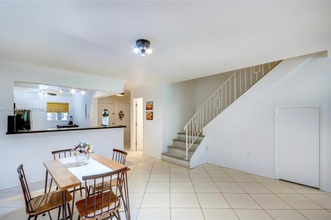 Townhouse in Doral, Florida 3 bedrooms, 148.64 sq.m. № 2026694 - photo 9