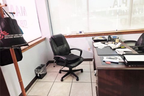 Commercial property in Miami, Florida № 2081299 - photo 25