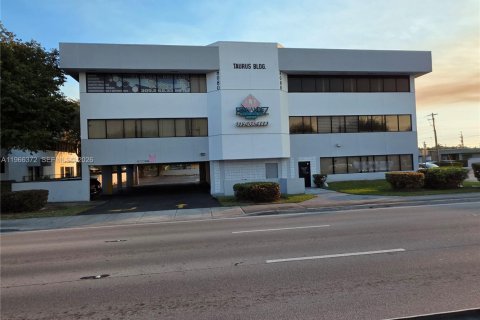 Commercial property in Miami, Florida № 2081299
