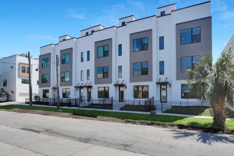 Townhouse in Tampa, Florida 3 bedrooms, 207.92 sq.m. № 2237701