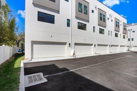 Townhouse in Tampa, Florida 3 bedrooms, 207.92 sq.m. № 2237701 - photo 29