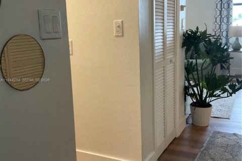 Condo in Miami Beach, Florida, 1 bedroom  № 2000910 - photo 5