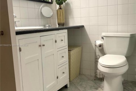 Condo in Miami Beach, Florida, 1 bedroom  № 2000910 - photo 26