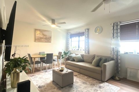 Condo in Miami Beach, Florida, 1 bedroom  № 2000910 - photo 17