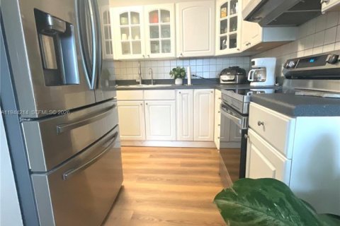 Condo in Miami Beach, Florida, 1 bedroom  № 2000910 - photo 12