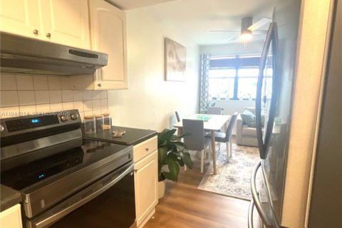 Condo in Miami Beach, Florida, 1 bedroom  № 2000910 - photo 19