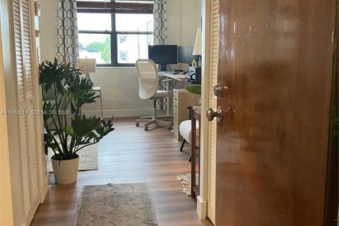 Condo in Miami Beach, Florida, 1 bedroom  № 2000910 - photo 10