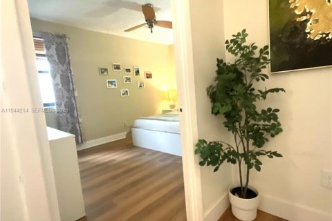 Condo in Miami Beach, Florida, 1 bedroom  № 2000910 - photo 29