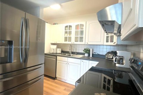 Condo in Miami Beach, Florida, 1 bedroom  № 2000910 - photo 13