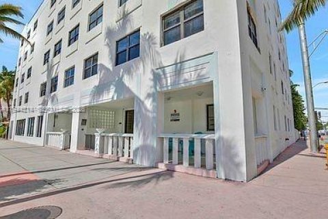 Condo in Miami Beach, Florida, 1 bedroom  № 2000910 - photo 2