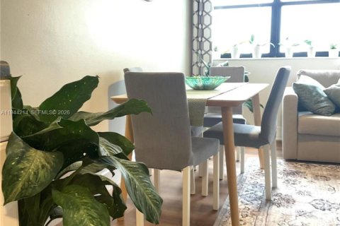 Condo in Miami Beach, Florida, 1 bedroom  № 2000910 - photo 8