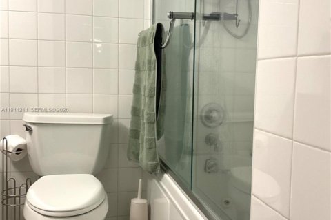 Condo in Miami Beach, Florida, 1 bedroom  № 2000910 - photo 25