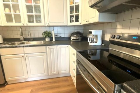 Condo in Miami Beach, Florida, 1 bedroom  № 2000910 - photo 15