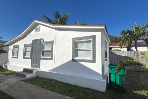 Propiedad comercial en venta en Miami, Florida № 1923650 - foto 1