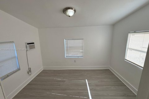 Propiedad comercial en venta en Miami, Florida № 1923650 - foto 7