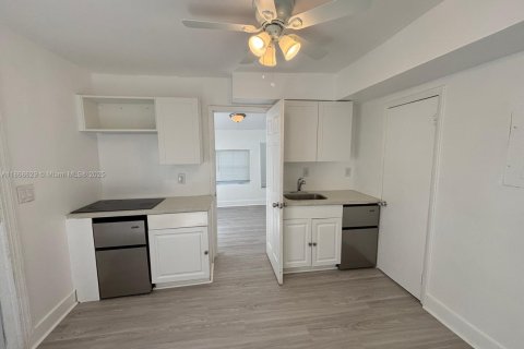 Propiedad comercial en venta en Miami, Florida № 1923650 - foto 3