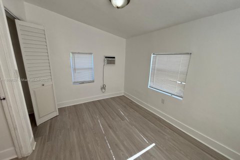 Propiedad comercial en venta en Miami, Florida № 1923650 - foto 4