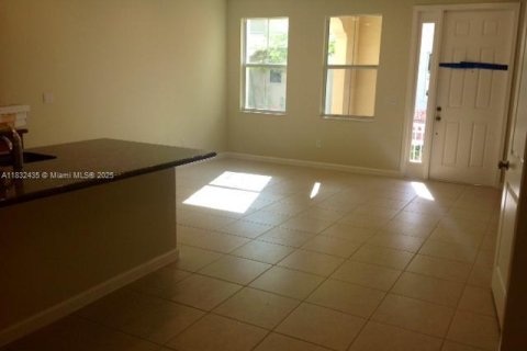 Снять в аренду таунхаус в Купер-Сити, Флорида 3 спальни, 123.93м2, № 1809341 - фото 3