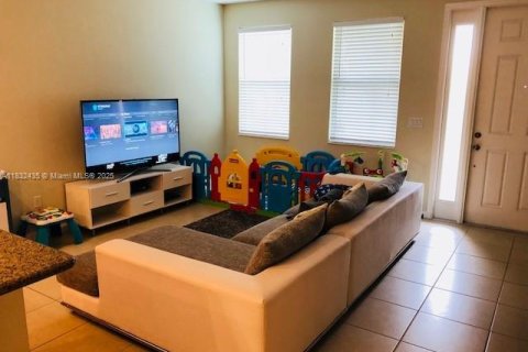 Снять в аренду таунхаус в Купер-Сити, Флорида 3 спальни, 123.93м2, № 1809341 - фото 4