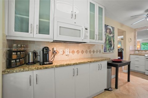 Condo in Pompano Beach, Florida, 3 bedrooms  № 1887889 - photo 13