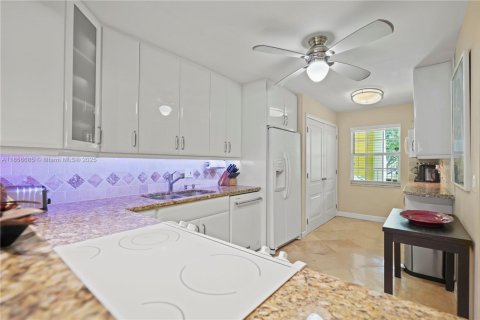 Condo in Pompano Beach, Florida, 3 bedrooms  № 1887889 - photo 10