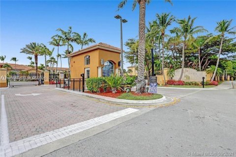 Condominio en alquiler en Pembroke Pines, Florida, 1 dormitorio, 73.67 m2 № 2023245 - foto 2