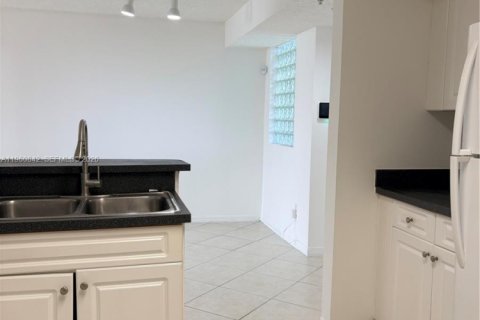Condominio en alquiler en Pembroke Pines, Florida, 1 dormitorio, 73.67 m2 № 2023245 - foto 11