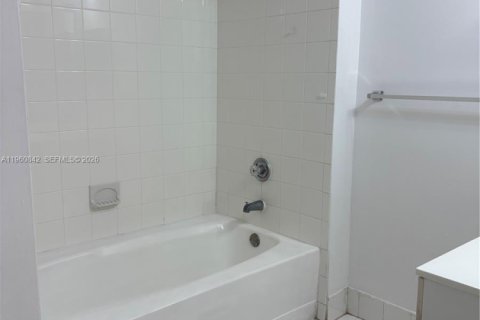 Condominio en alquiler en Pembroke Pines, Florida, 1 dormitorio, 73.67 m2 № 2023245 - foto 13