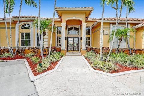 Condominio en alquiler en Pembroke Pines, Florida, 1 dormitorio, 73.67 m2 № 2023245 - foto 3