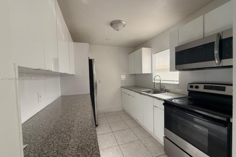 House in Fort Lauderdale, Florida 4 bedrooms, 161.56 sq.m. № 2050001 - photo 7