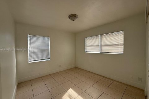 House in Fort Lauderdale, Florida 4 bedrooms, 161.56 sq.m. № 2050001 - photo 13