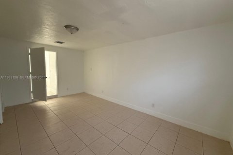 House in Fort Lauderdale, Florida 4 bedrooms, 161.56 sq.m. № 2050001 - photo 5