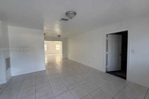 House in Fort Lauderdale, Florida 4 bedrooms, 161.56 sq.m. № 2050001 - photo 4