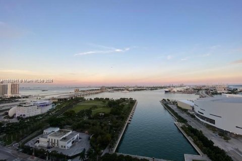 Condo in Miami, Florida, 1 bedroom  № 1895950 - photo 8