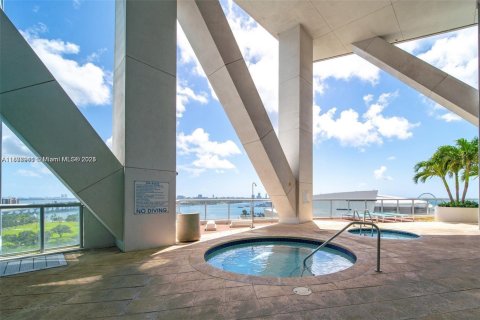 Condo in Miami, Florida, 1 bedroom  № 1895950 - photo 30