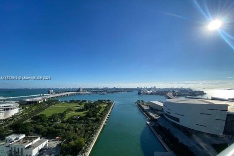 Condo in Miami, Florida, 1 bedroom  № 1895950 - photo 1