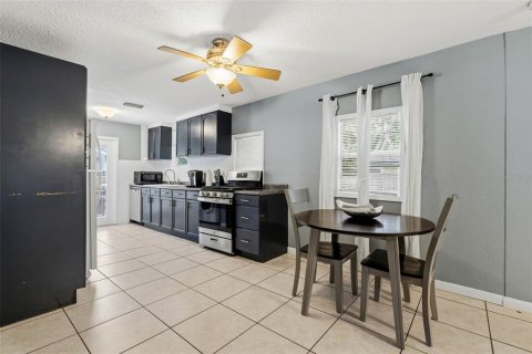 House in Saint Petersburg, Florida 2 bedrooms, 66.89 sq.m. № 2258889 - photo 7