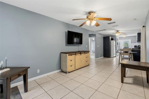 House in Saint Petersburg, Florida 2 bedrooms, 66.89 sq.m. № 2258889 - photo 4