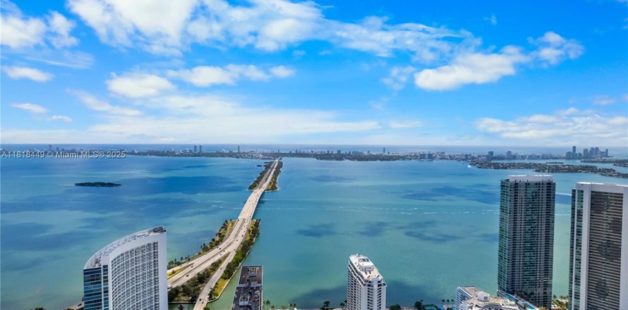 Кондоминиум с 2 спальнями в Майами, Флорида № 1957925