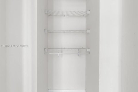 Condominio en venta en Surfside, Florida, 2 dormitorios, 132.76 m2 № 1994733 - foto 20