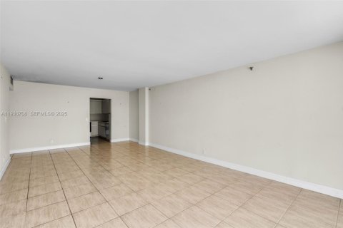 Condominio en venta en Surfside, Florida, 2 dormitorios, 132.76 m2 № 1994733 - foto 11