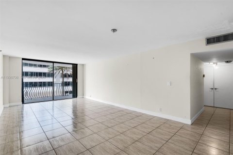 Condominio en venta en Surfside, Florida, 2 dormitorios, 132.76 m2 № 1994733 - foto 10