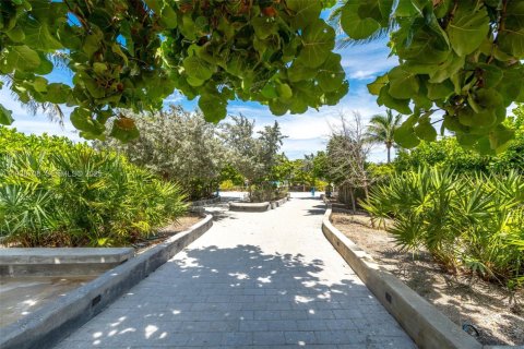 Condominio en venta en Surfside, Florida, 2 dormitorios, 132.76 m2 № 1994733 - foto 23