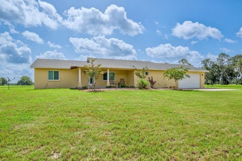 House in Chiefland, Florida 3 bedrooms, 222.97 sq.m. № 2219948