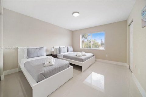 Commercial property in Miami, Florida 291.34 sq.m. № 2030602 - photo 12