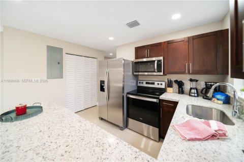 Commercial property in Miami, Florida 291.34 sq.m. № 2030602 - photo 6