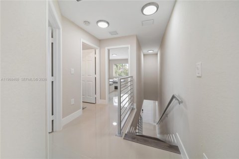 Commercial property in Miami, Florida 291.34 sq.m. № 2030602 - photo 10