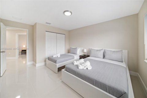 Commercial property in Miami, Florida 291.34 sq.m. № 2030602 - photo 13